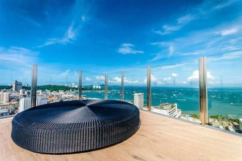 Kaws Theme Modern 1br - High Floor Seaview - Tap to explore photos
