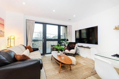 Stylish 2 BR Flat in Wandsworth - Tap to explore photos