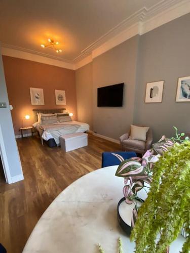 Stylish Studio for 3 near Regents Park n4 - Tap to explore photos