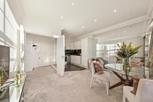 Lavish two-bedroom Apartment - Tap to explore photos
