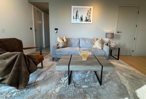 Stylish Luxury 1 Bedroom Flat - Tap to explore photos
