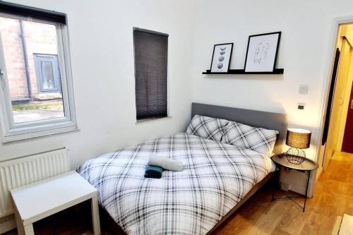 Lovely Studio- Aldgate East Stn - Tap to explore photos