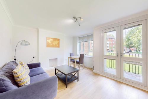 Lovely 2 Bed with Balcony near East Putney Station - Tap to explore photos