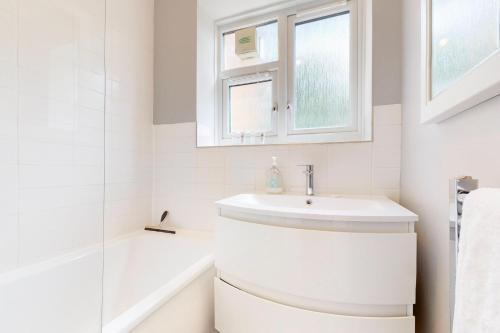 Lovely 2 Bed with Balcony near East Putney Station - Tap to explore photos