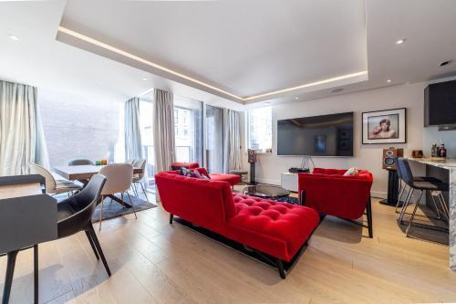 Stylish 2-BR ground floor apt in Chelsea - Tap to explore photos