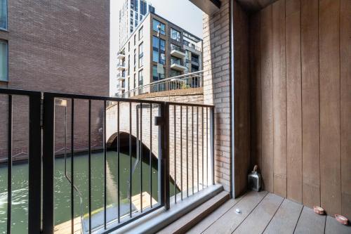 Stylish 2-BR ground floor apt in Chelsea - Tap to explore photos