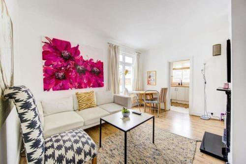 Lovely Fulham 2 bed apartment - Tap to explore photos