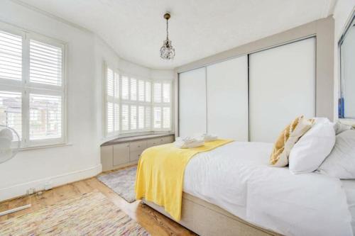 Lovely Fulham 2 bed apartment - Tap to explore photos