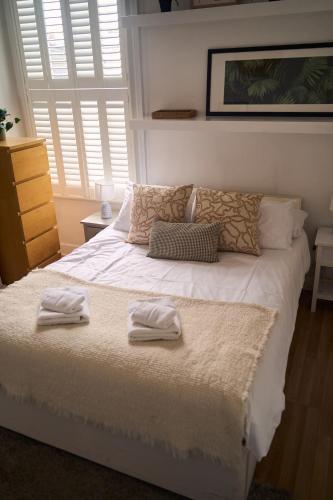 Lovely Fulham 2 bed apartment - Tap to explore photos
