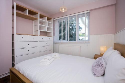 Lovely 1 Bedroom Apartment w/ Balcony in Dalston - Tap to explore photos
