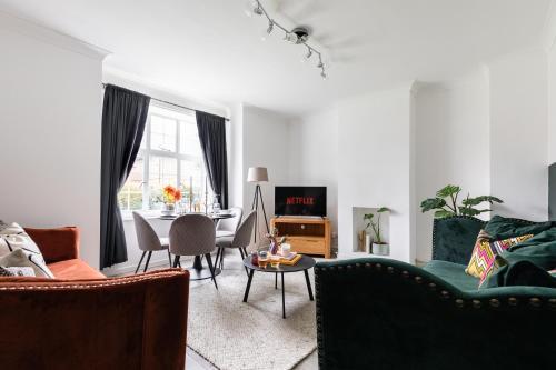 Stylish & Spacious 3bed in Putney - Tap to explore photos