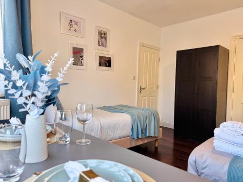 Lovely Studio 30min to Central London - Tap to explore photos