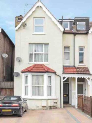Lovely 1 bedroom flat in quiet Wimbledon - Tap to explore photos