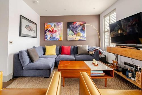 Luxurious & Modern 2 bedroom Notting Hill Townhouse - Tap to explore photos