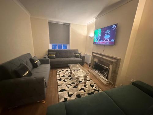 Lovely 3 bed regent park - Tap to explore photos