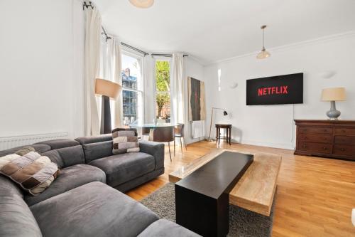 Stylish Regents Park Apartment - Tap to explore photos