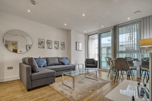 Stylish and Spacious- One Bed in Nine Elms - Tap to explore photos