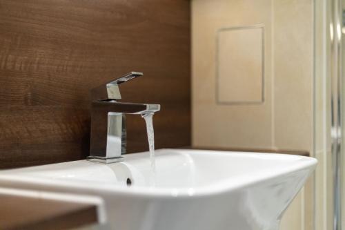 Stylish and Spacious- One Bed in Nine Elms - Tap to explore photos