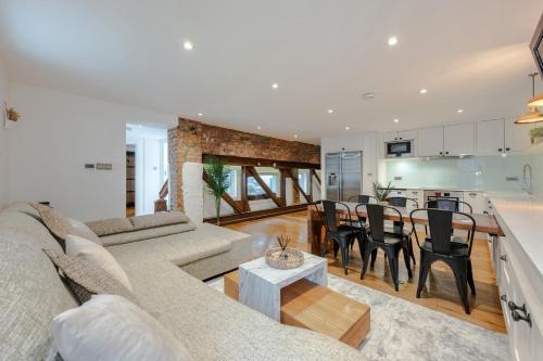 Stunning duplex apartment in Central London - Tap to explore photos