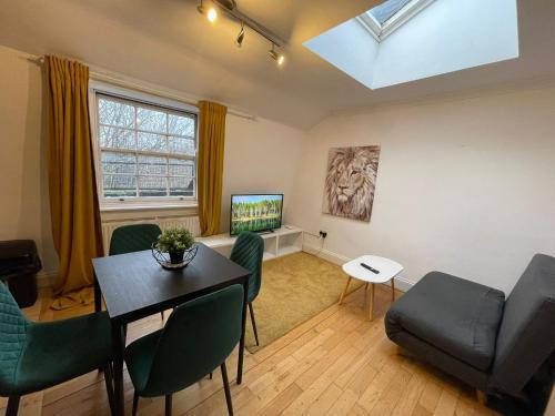 The Islington Hub Apartment - Tap to explore photos