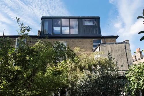 Stunning studio loft in Brixton, London - Tap to explore photos
