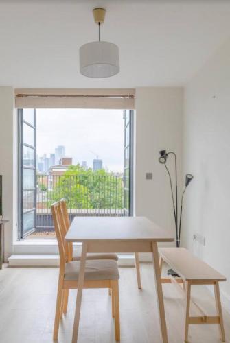Stunning 1Bed Flat with Balcony - 5 mins to Station - Tap to explore photos