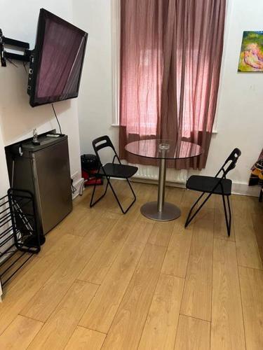 Studio flat in Central London-PADDINGTON - Tap to explore photos