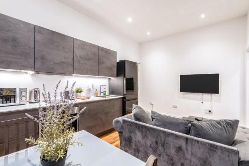 Livestay Stylish Apartments in Stratford - Tap to explore photos