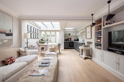 The Kings Song 3 Bedroom in the Heart of Chelsea - Tap to explore photos