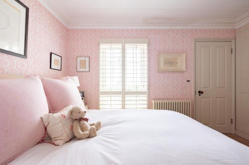 The Kings Song 3 Bedroom in the Heart of Chelsea - Tap to explore photos