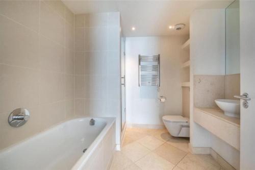 Luxury Penthouse 2 bedrooms flat in Canary Wharf - Tap to explore photos