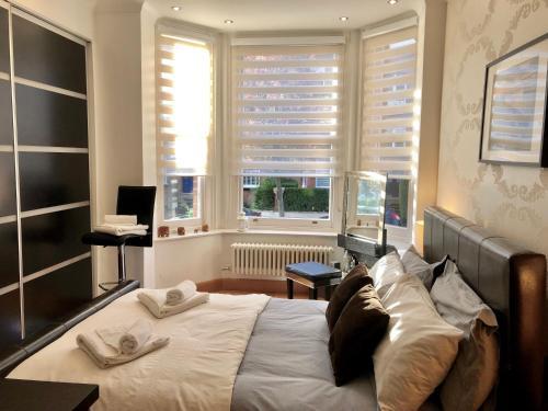 Luxury apartment in Central London, Mida Vale - Tap to explore photos