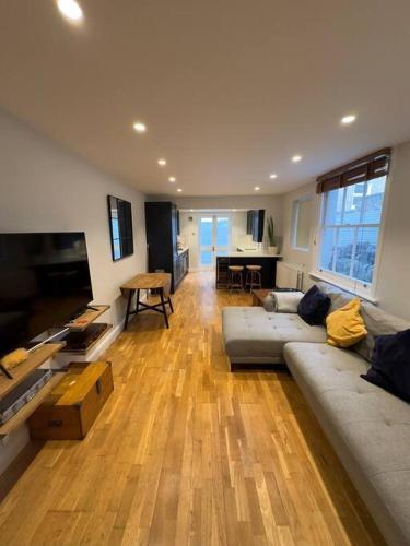 The finest flat in Clapham - Tap to explore photos