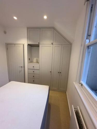 The finest flat in Clapham - Tap to explore photos