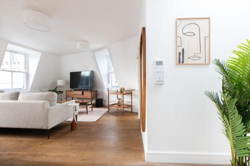 Luxury 2 Bedroom Duplex Penthouse Covent Garden Holborn - Tap to explore photos