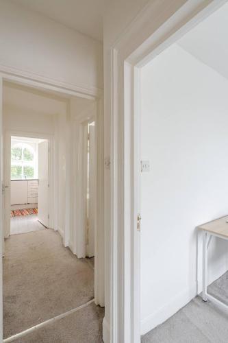 Luxury Family Apt in Bayswater - Tap to explore photos