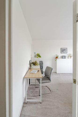 Luxury Family Apt in Bayswater - Tap to explore photos