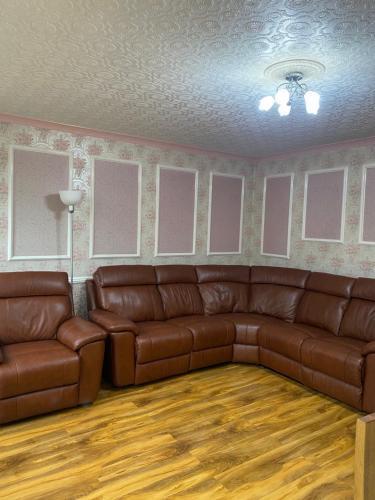 Luxury 3 Bedroom Flat with Garden - Tap to explore photos