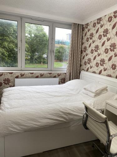 Luxury 3 Bedroom Flat with Garden - Tap to explore photos