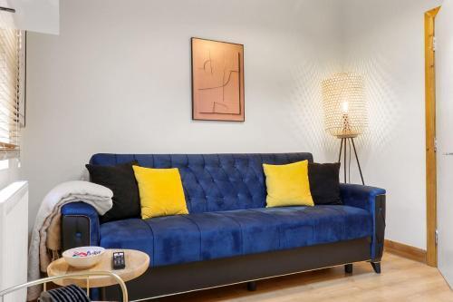 The Hoxton Loft - Top Floor Shoreditch Apartment - Tap to explore photos