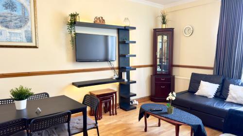 The Queens Palace 1 Bedroom Apartment Central London by Wild - Tap to explore photos