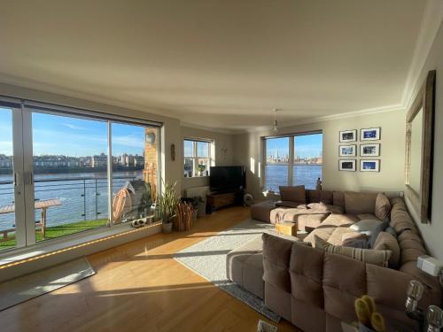 Superb Central London Riverside flat with balcony in Limehouse - Tap to explore photos