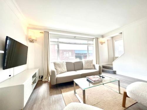 Mayfair - Split Level 2 Bed Apartment - Tap to explore photos