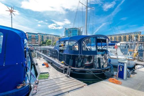 Luxurious houseboat near Canary Wharf in London - Tap to explore photos
