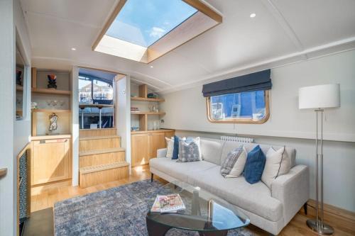 Luxurious houseboat near Canary Wharf in London - Tap to explore photos