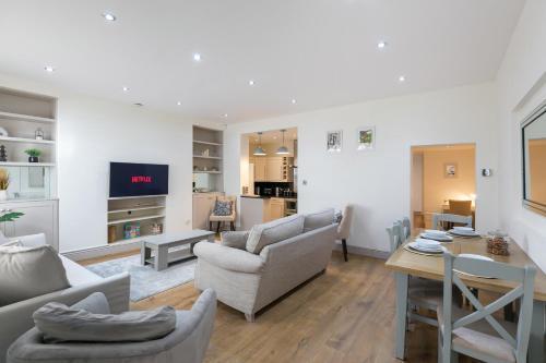 The Notting Hill Residence - 2 BR Apartment Close to Hyde Park - Tap to explore photos