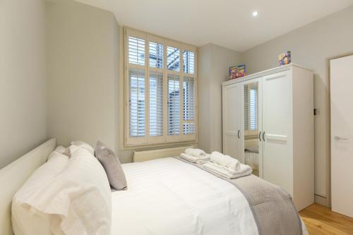 The Notting Hill Residence - 2 BR Apartment Close to Hyde Park - Tap to explore photos