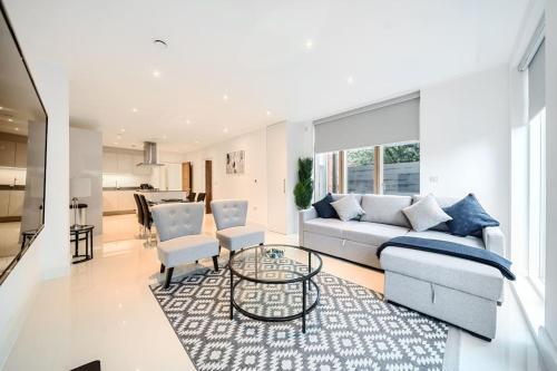 Amazing 3 Bedroom Flat in the Heart of Wimbledon - Tap to explore photos