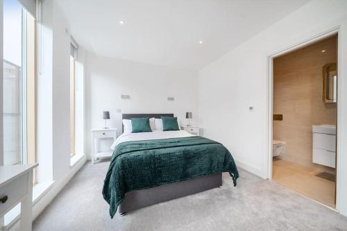 Amazing 3 Bedroom Flat in the Heart of Wimbledon - Tap to explore photos