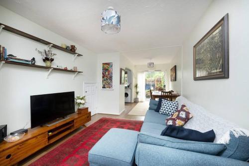 Victoria Park 2 Bedroom House w/ Garden & Parking - Tap to explore photos